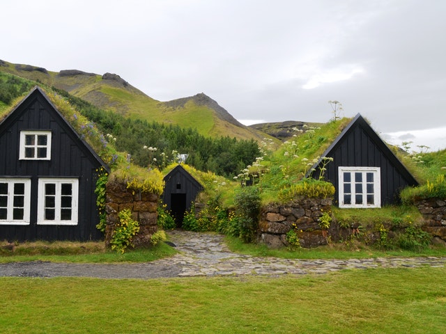 Två stugor i naturen